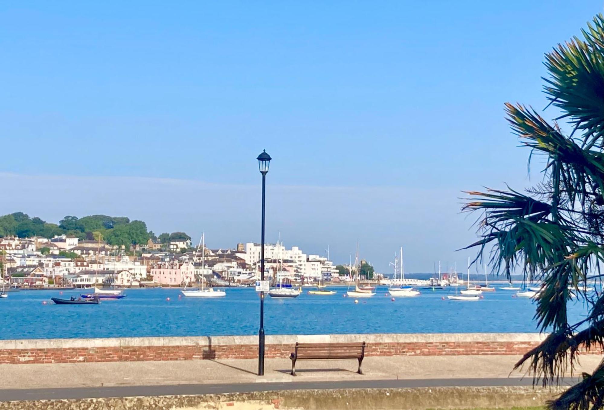 Cosy Coastguard Right Next To The Sea Holiday home East Cowes
